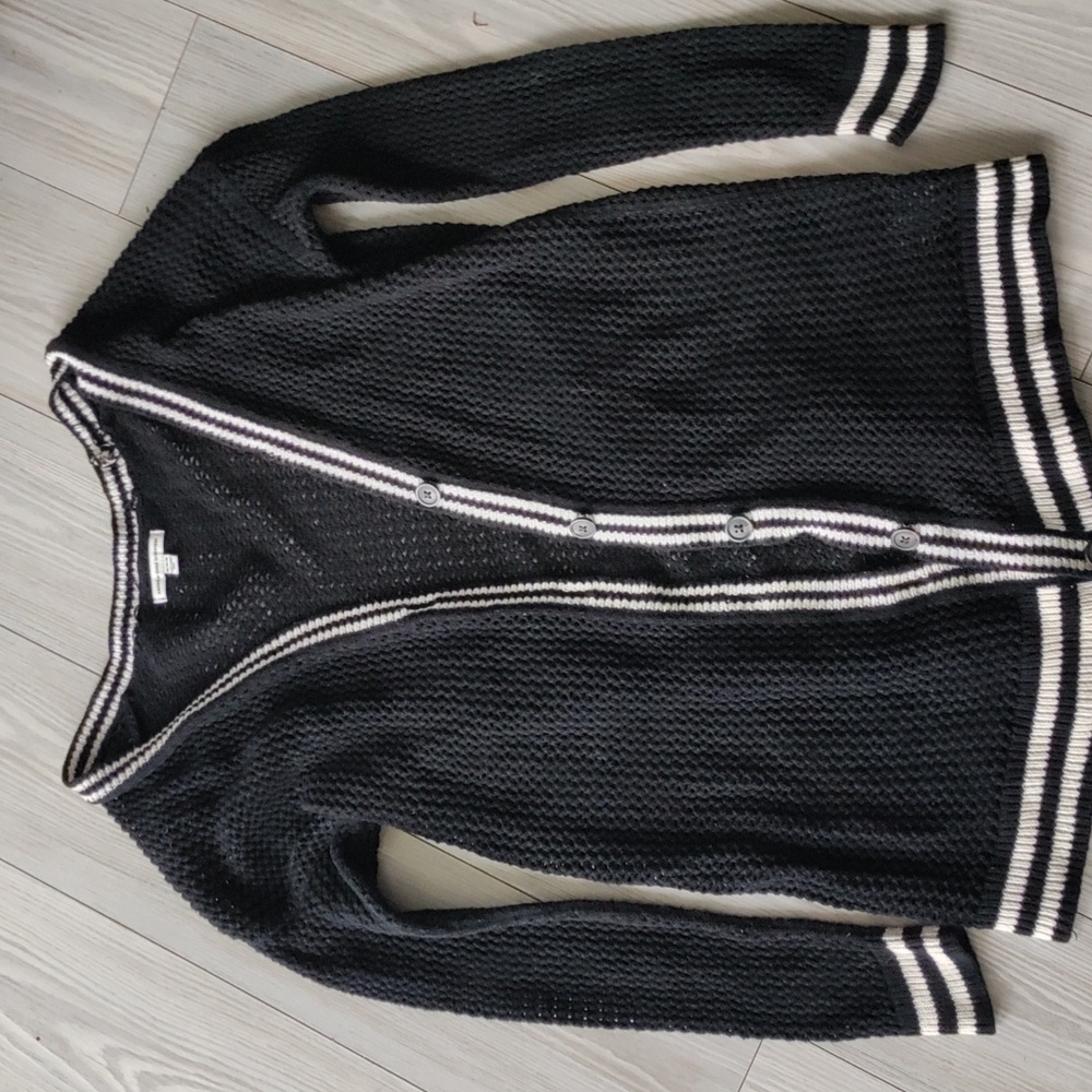 American eagle outfitters black and white sweater size medium